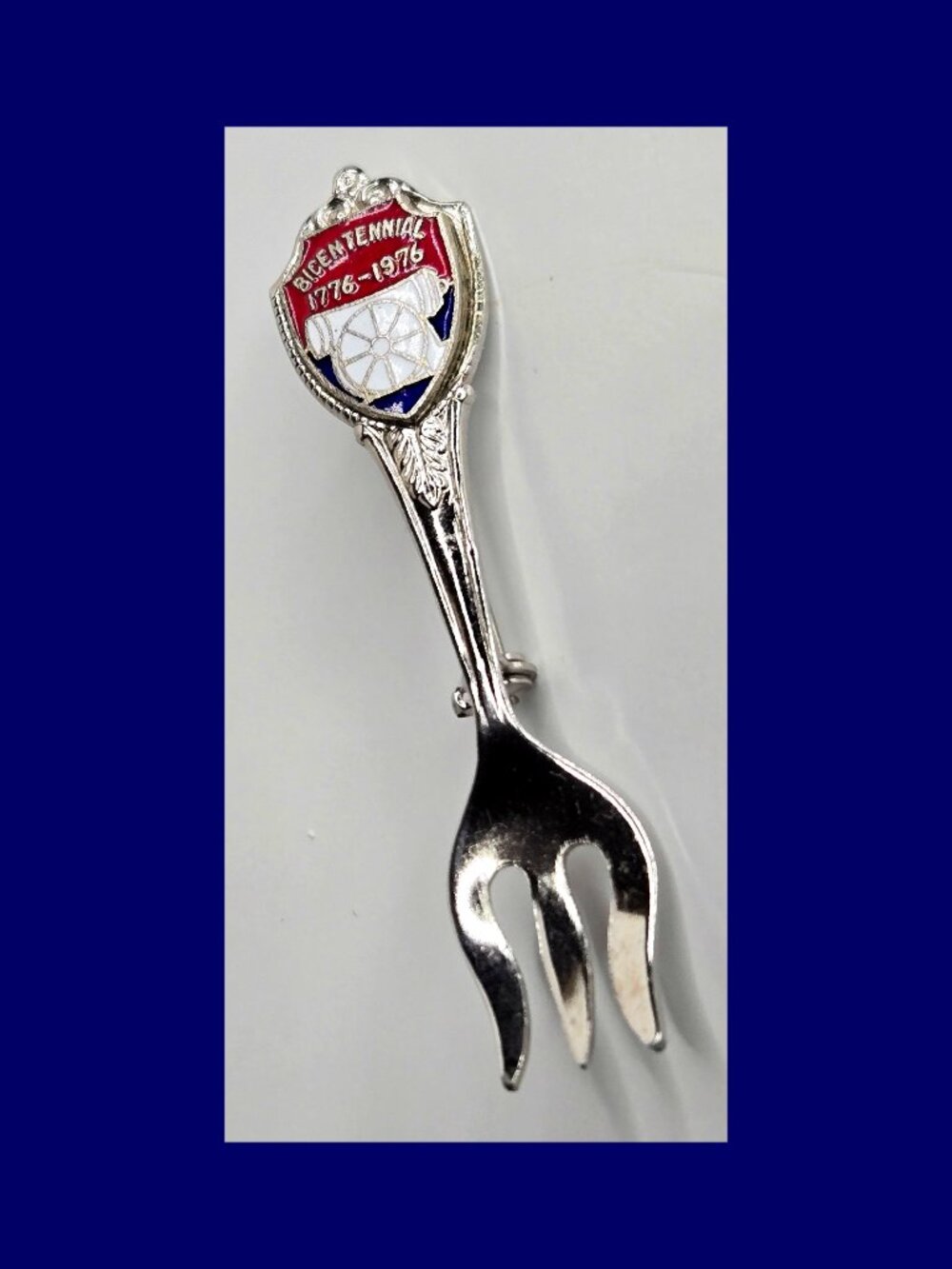 Vintage United States Bicentennial (1776–1976) souvenir fork lapel pin